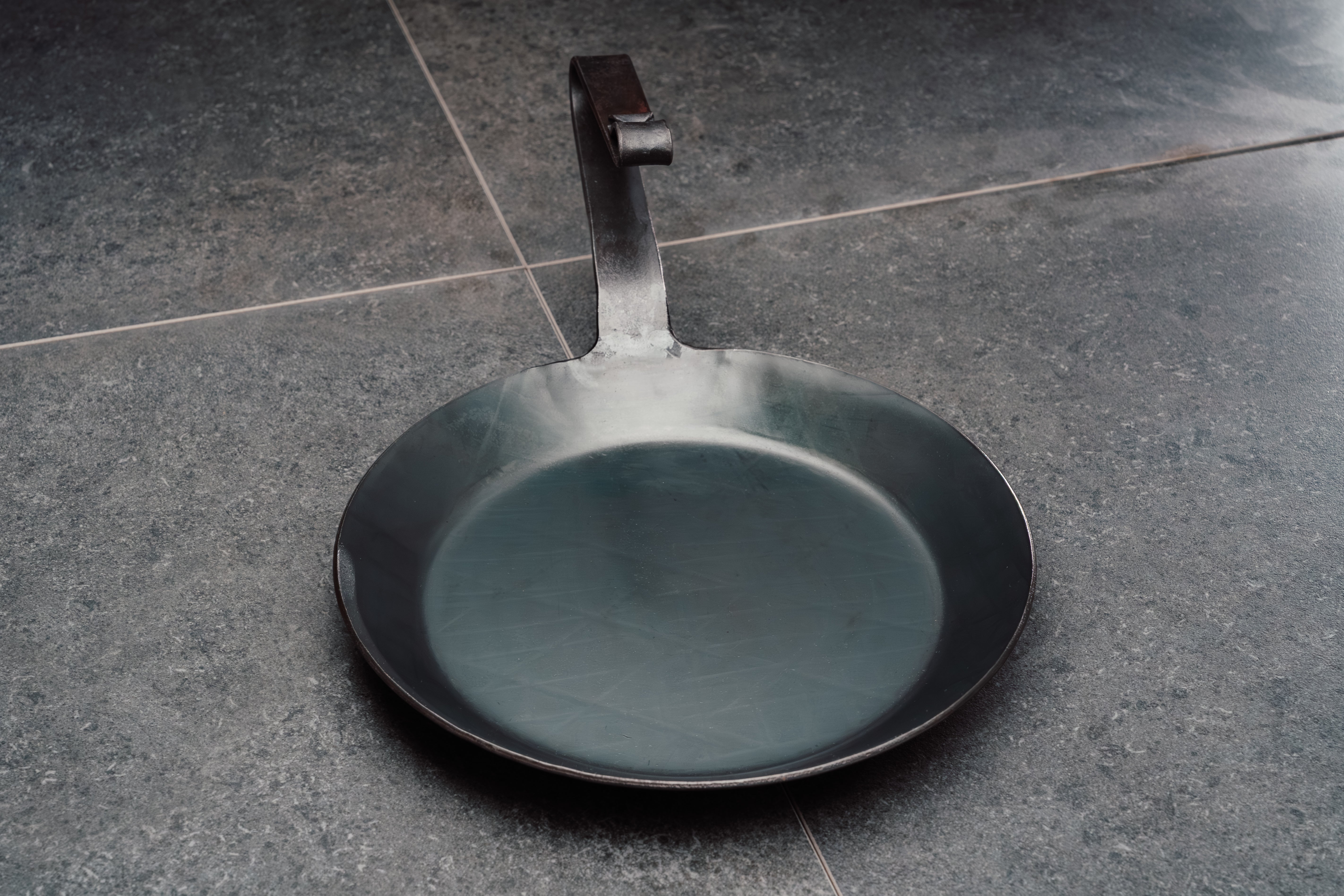 geschmiedete Eisenpfanne 28 cm mit Patentierten Griff