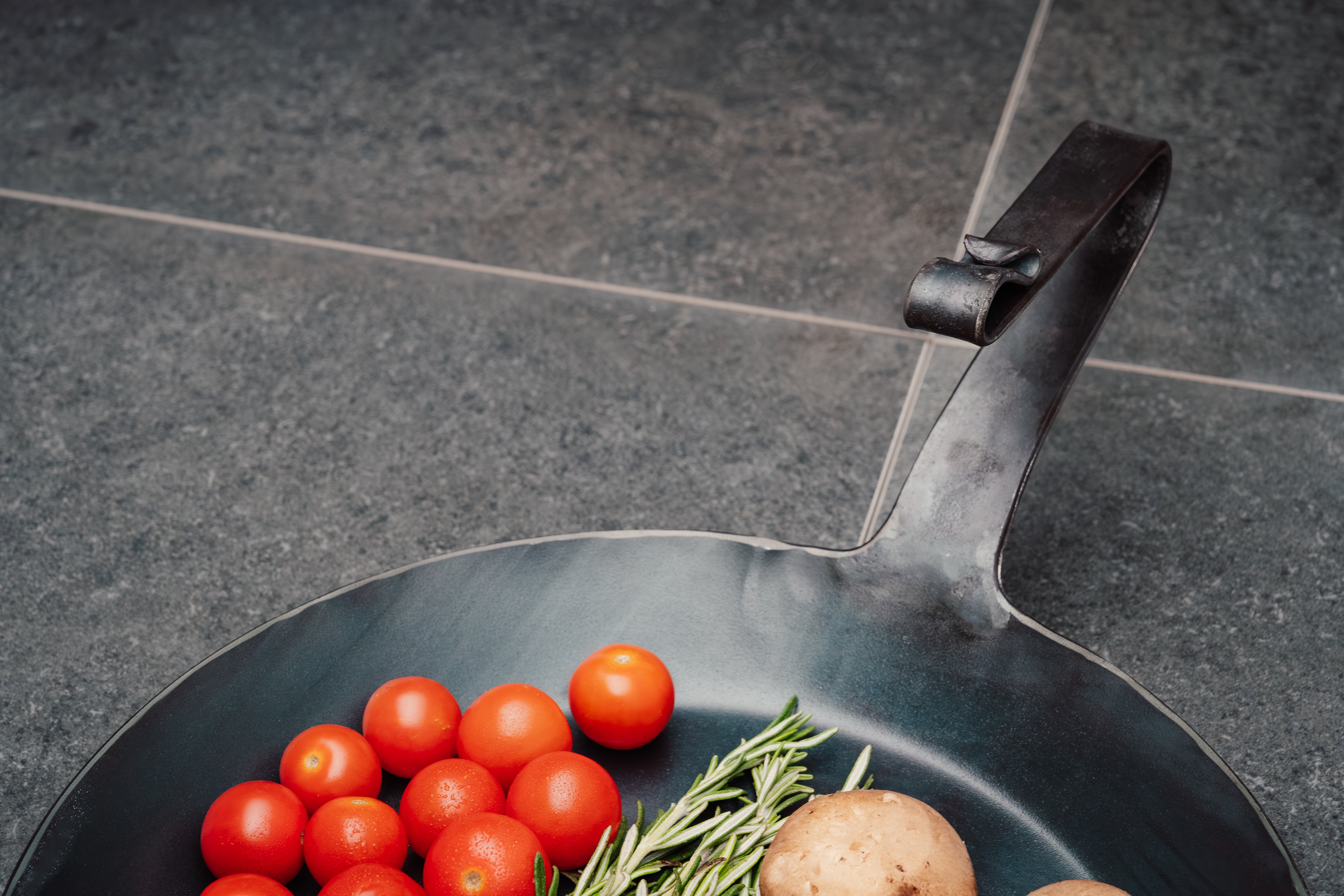 geschmiedete Eisenpfanne 28 cm mit Patentierten Griff