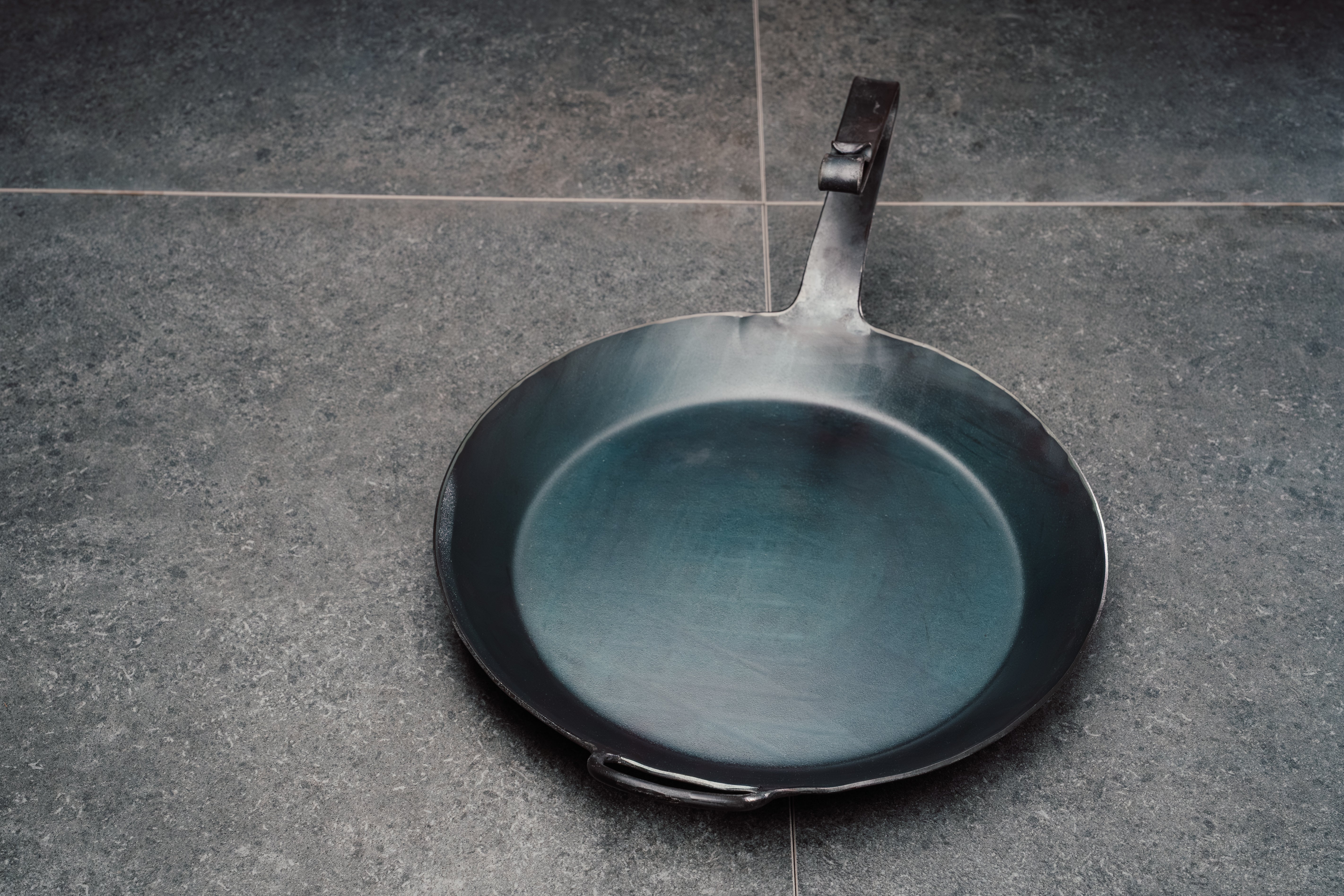 geschmiedete Eisenpfanne 32 cm mit Patentierten Griff